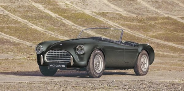 Някои може да са забравили, но това, което повечето от нас познават като Shelby Cobra, всъщност започна живота си като AC Ace. Иначе казано -  британски роудстър с много по-здрав шестцилиндров двигател. Е, AC Cars вече се завръща и освен че предлага Cobra, задвижван от Coyote, Ace също е на линия.

Подобно на оригинала, новият Ace е изграден върху шаси с тръбна пространствена рамка, но сега има каросерия от въглеродни влакна. Под капака мърка 2,3-литров EcoBoost двигател на Ford от Focus ST, настроен в това приложение до над 300 к.с. Мощността достига до задните колела чрез задължителна шестстепенна механична трансмисия.

Въпреки че е по-тежък от оригиналния Ace и сам по себе си не е най-лекият автомобил от този тип, той все пак тежи едва 1100 кила. AC изчислява, че трябва да стига до стотака за 416-4,7 секунди. Фантастично постижение. 

Отвън стилът е до голяма степен непроменен, включително телените колела. Има някои фини промени като новите LED фарове и решетка. Като се има предвид колко Shelby Cobra са направени и че една струва около $213 000 днес, не е изненада - и тази кола няма да е евтина. 
